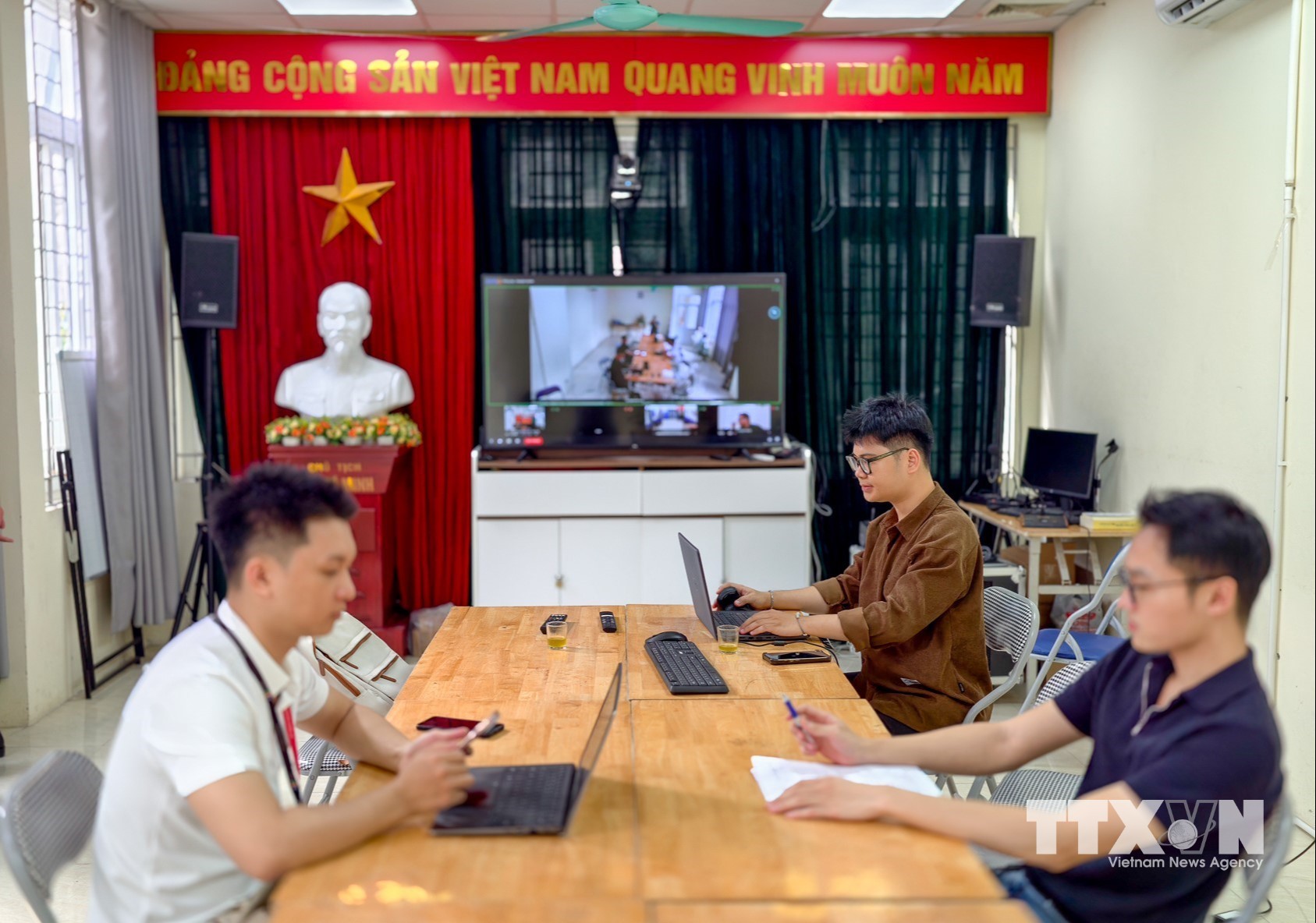 Phòng họp trực tuyến được trang bị tại Nhà văn hóa Tổ dân phố số 4, phường Giảng Võ. (Ảnh: Trung Nguyên/TTXVN)